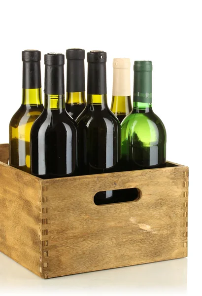 Butelek wina w drewniane pudełko na białym tle — Zdjęcie stockowe