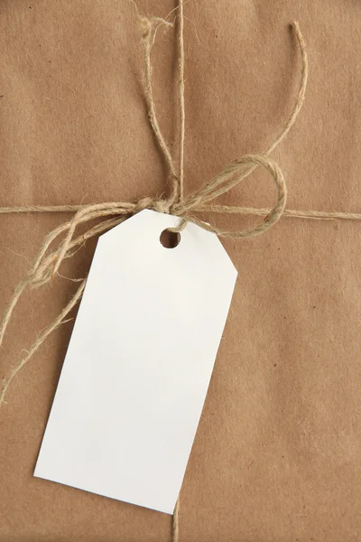 Caixa de pacote com papel kraft, close-up — Fotografia de Stock