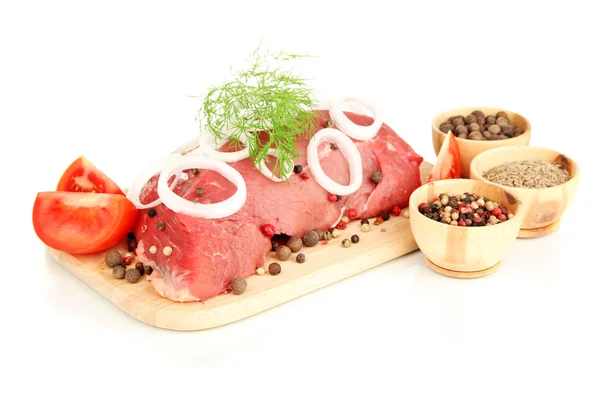 Rohes Rindfleisch mariniert mit Kräutern und Gewürzen isoliert auf weiß — Stockfoto