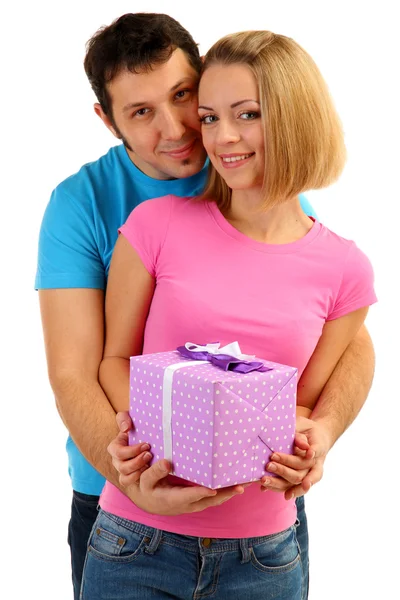 Liebendes Paar mit Geschenk isoliert auf weiß — Stockfoto