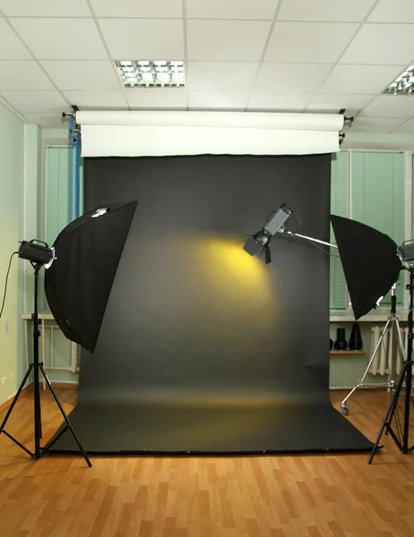 Lege fotostudio met verlichtingsapparatuur — Stockfoto
