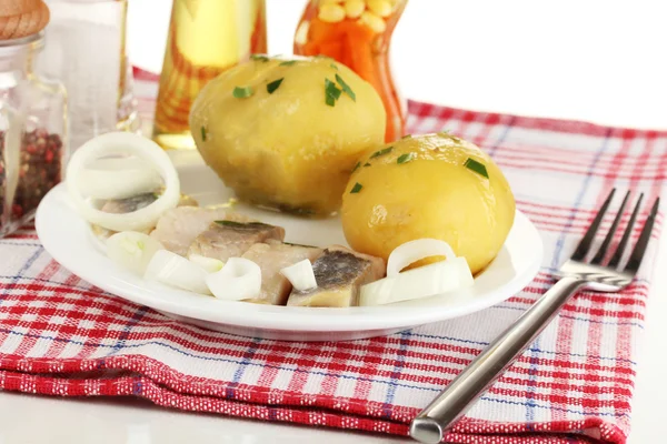 Étel, a hering és a burgonyát tányérra elszigetelt fehér — Stock Fotó