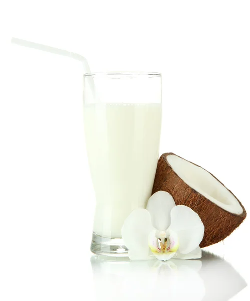 Cocco con vetro di latte, isolato su bianco — Foto Stock