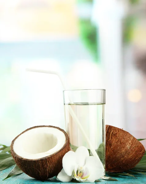 Noix de coco avec verre de lait, sur table en bois bleu — Photo