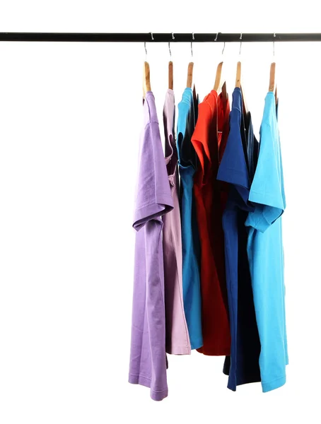 Keuze van de kleren van verschillende kleuren op houten hangers, geïsoleerd op wit — Stockfoto