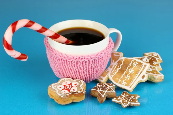 Tazza di caffè con dolcezza natalizia su sfondo blu — Foto Stock