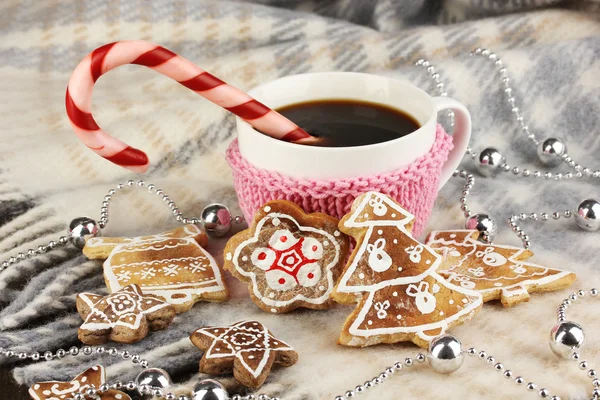 Tasse Kaffee mit weihnachtlicher Süße auf karierter Nahaufnahme — Stockfoto