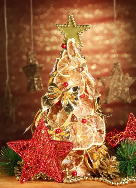 Hermoso árbol de Navidad de limones secos con decoración, sobre fondo brillante — Foto de Stock