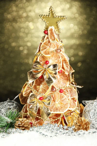 Prachtige Kerstboom van droge citroenen met decor, op glans achtergrond — Stockfoto