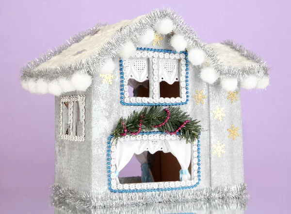 Urządzony domek bożonarodzeniowy na tle liliowy — Zdjęcie stockowe