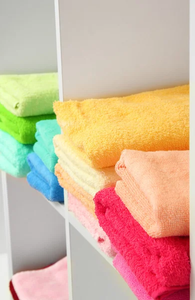 Toallas de colores en los estantes en el baño —  Fotos de Stock