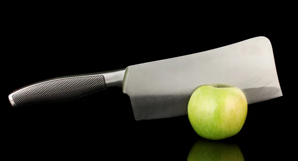 Manzana verde y cuchillo aislado en negro —  Fotos de Stock