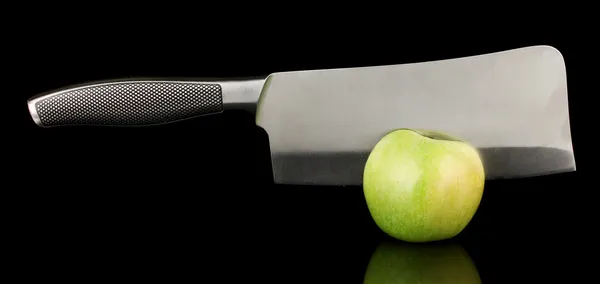 Manzana verde y cuchillo aislado en negro — Foto de Stock