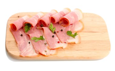 baharat beyaz izole, ahşap kesme tahtası üzerinde ile lezzetli domuz pastırması