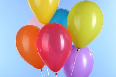 Mavi arkaplanda renkli balonlar