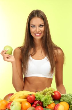 meyve ve sebze, yeşil zemin üzerine ile güzel genç kadın
