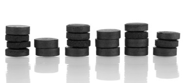 aktif karbon tabletleri üzerinde beyaz izole içinde