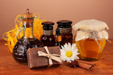 kahverengi zemin üzerine sabun yapımı için malzemeler