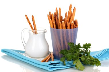 lezzetli kızarmış sopa üzerinde beyaz izole mor plastik kap içinde