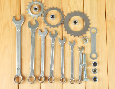 Makina dişli, metal cogwheels, civata ahşap zemin üzerinde