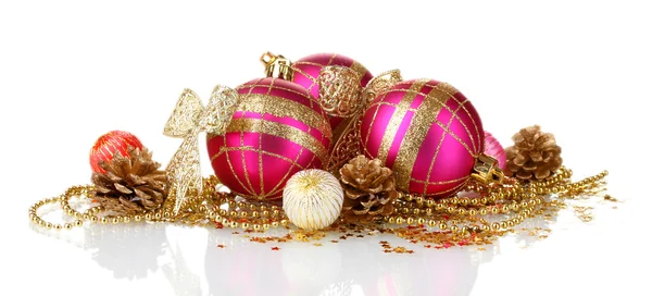 Belle palle di Natale rosa e coni isolati su bianco — Foto Stock