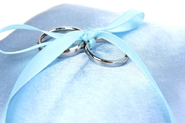 Wedding rings on satin pillow close-up — Stock Photo, Image