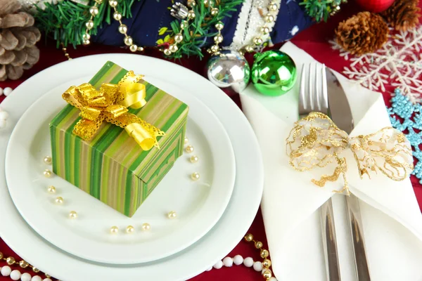 Piccolo regalo di Natale sul piatto a servire sfondo tavola di Natale primo piano — Foto Stock