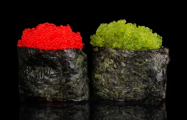 Delicioso sushi aislado en negro — Foto de Stock