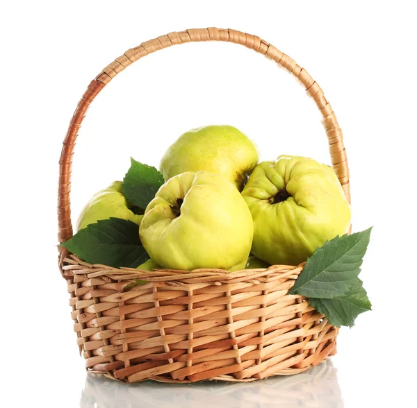 Coings doux avec feuilles dans le panier, isolé sur blanc — Photo