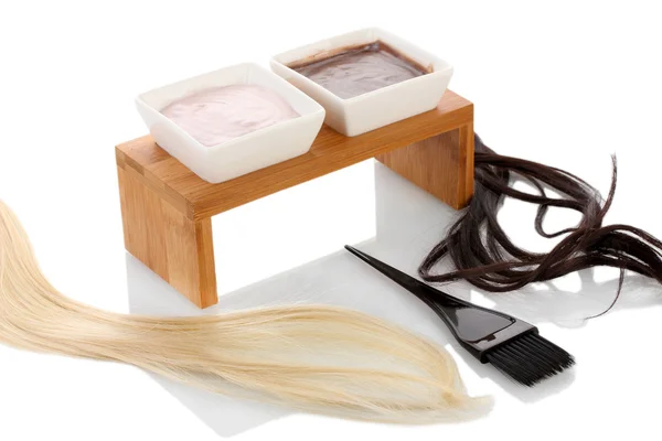 Tinte para el cabello en cuencos y cepillo para la coloración del cabello, sobre fondo blanco de cerca — Foto de Stock