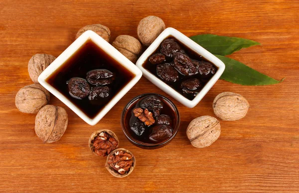 Sylt av walnutsjam valnötter i en skål på träbord — Stockfoto