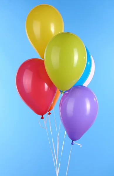Πολύχρωμα μπαλόνια σε μπλε φόντο — Φωτογραφία Αρχείου