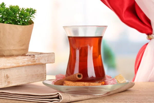 Vaso de té turco y rahat lokum, sobre mesa de madera — Foto de Stock