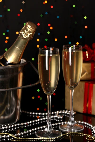 Святкування шампанського зі стовбуром на фоні різдвяних вогнів — стокове фото