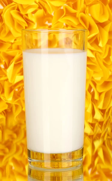 Glass of fresh new milk on decorative yellow background with reflection — Stock Photo, Image