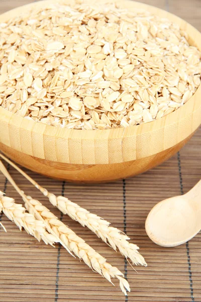 Cuenco de madera lleno de copos de avena — Foto de Stock