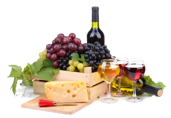 Botellas y vasos de vino, surtido de uvas y quesos aislados sobre blanco —  Fotos de Stock