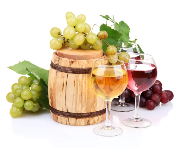 Barrica y copas de vino, uvas, aisladas sobre blanco — Foto de Stock