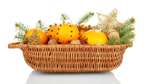 Composição de natal em cesta com laranjas e abeto, isolado em branco — Fotografia de Stock