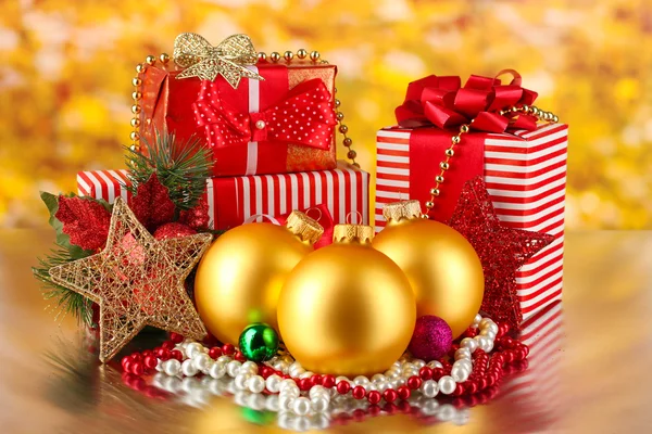 Decoração de Natal e caixas de presente em fundo dourado — Fotografia de Stock