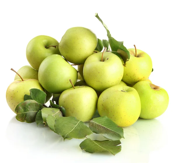 Manzanas jugosas con hojas verdes, aisladas en blanco — Foto de Stock