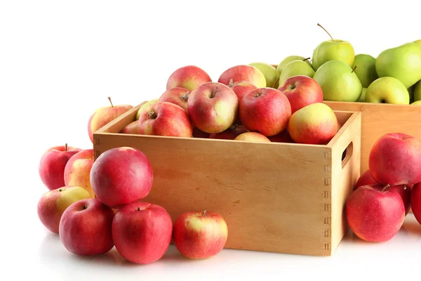 Saftige Äpfel in Holzkisten, isoliert auf weiß — Stockfoto