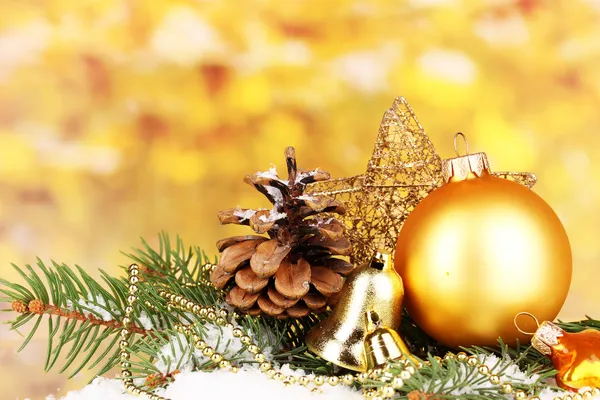 Weihnachtsdekoration auf gelbem Hintergrund — Stockfoto