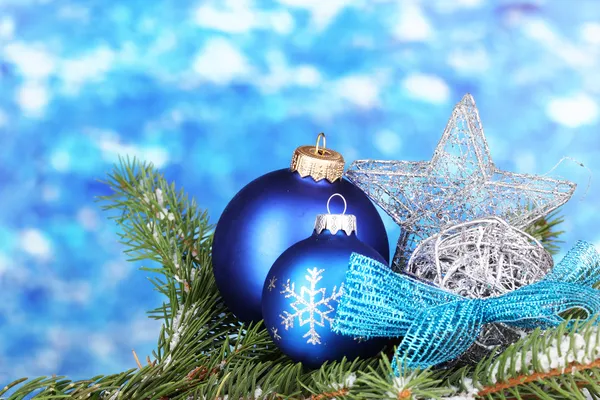 푸른 배경에 있는 크리스마스 장식 — 스톡 사진