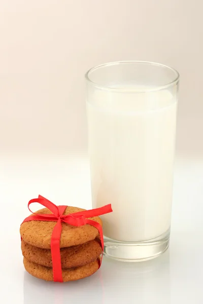 Πιπερόριζα μπισκότα και γάλα, σε ποτήρι που απομονώνονται σε λευκό — Φωτογραφία Αρχείου