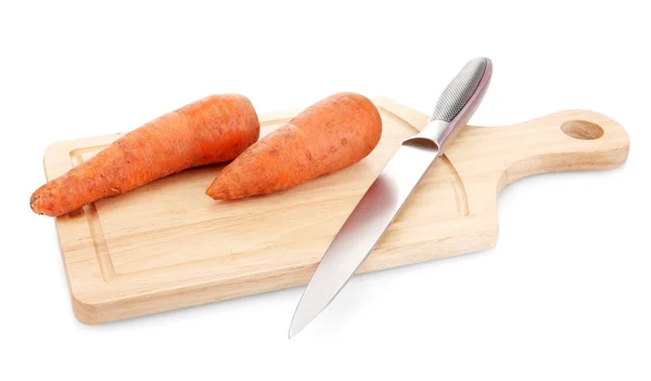 Zanahorias y cuchillo en tabla de cortar de madera aislado en blanco —  Fotos de Stock