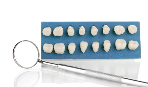 Prótesis dentales con espejo dental aislado en blanco —  Fotos de Stock