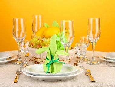 yeşil ve sarı tonlarında renkli arka plan üzerinde tablo ayarı