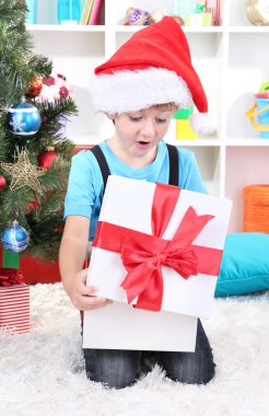 küçük çocuk hediyeleri Noel ağacı yakınındaki aç