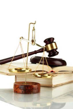 Adaletin altın pulları, tokmak ve beyaz üzerine izole edilmiş kitaplar.
